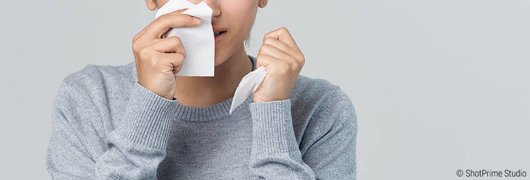 Alergia - kobieta wycierająca nos