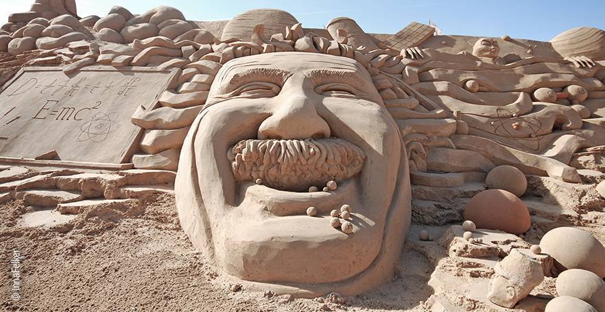 Albert Einstein jako rzeźba z piasku