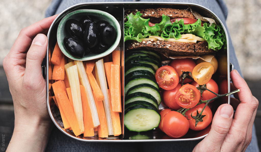 Lunchbox z kanapką i świeżymi warzywami