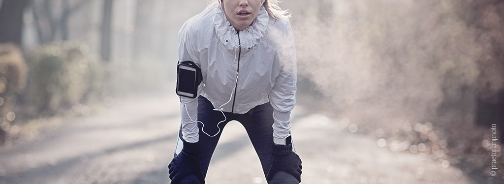 nadmierne pocenie - kobieta robiąca przerwę w bieganiu